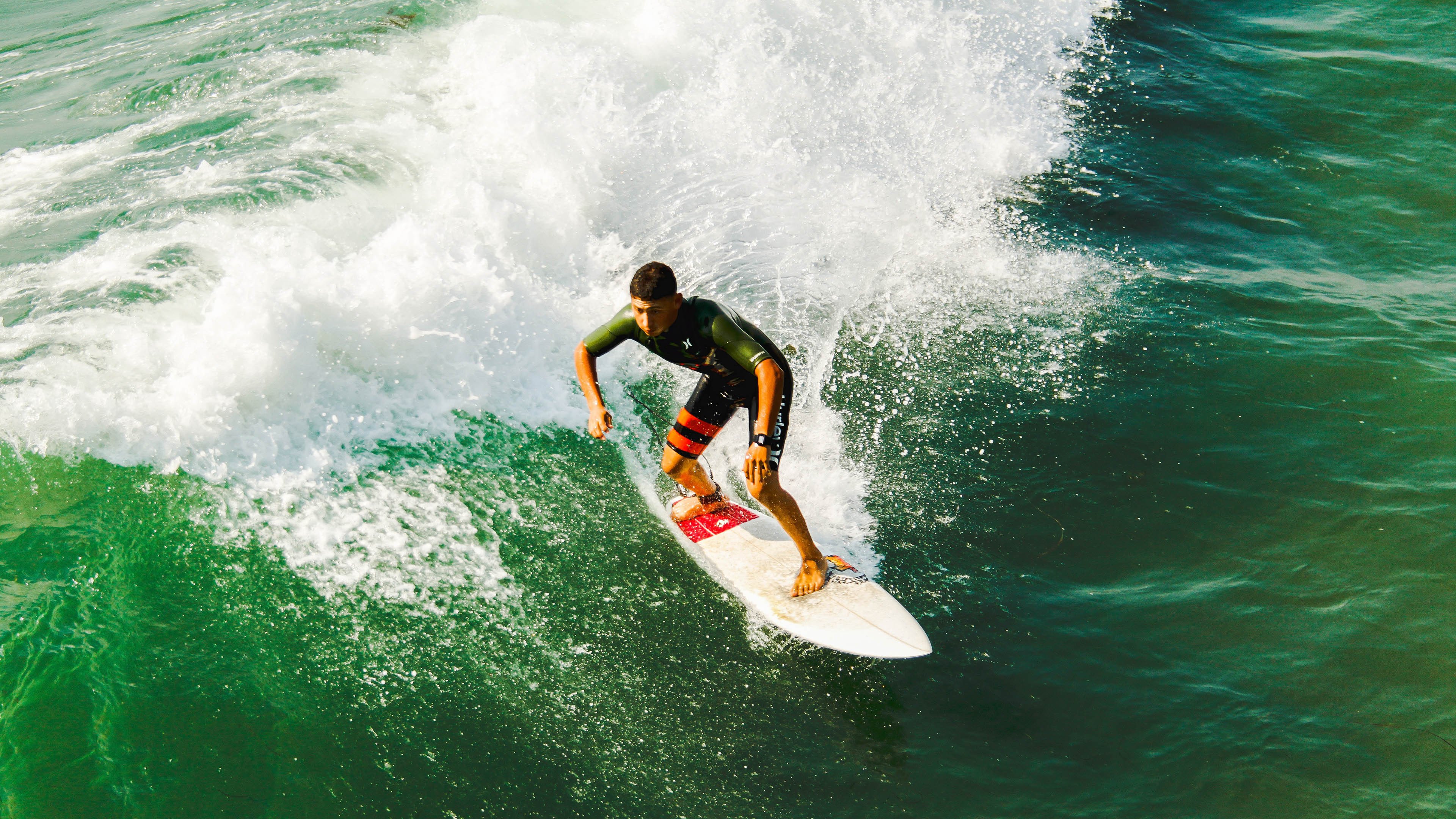 “钢铁男孩:少年足球运动员崭露头角”,刚铁男孩